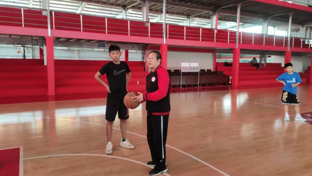 篮球技巧如何训练学生成绩_篮球技巧训练成绩学生怎么写_篮球训练应该怎么安排
