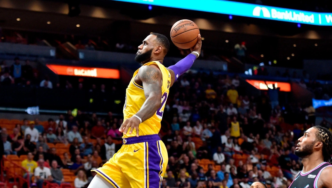 NBA历史上巅峰期实力最强的十位球星排名