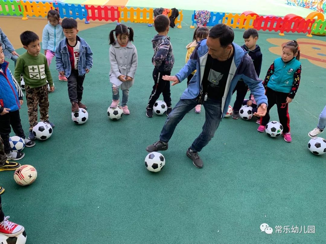 幼儿园足球活动规则有哪些_足球幼儿园玩法_幼儿足球的规则