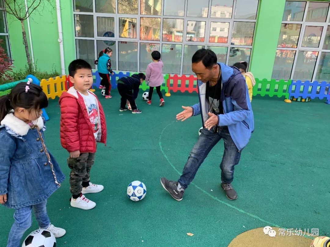 幼儿足球的规则_足球幼儿园玩法_幼儿园足球活动规则有哪些
