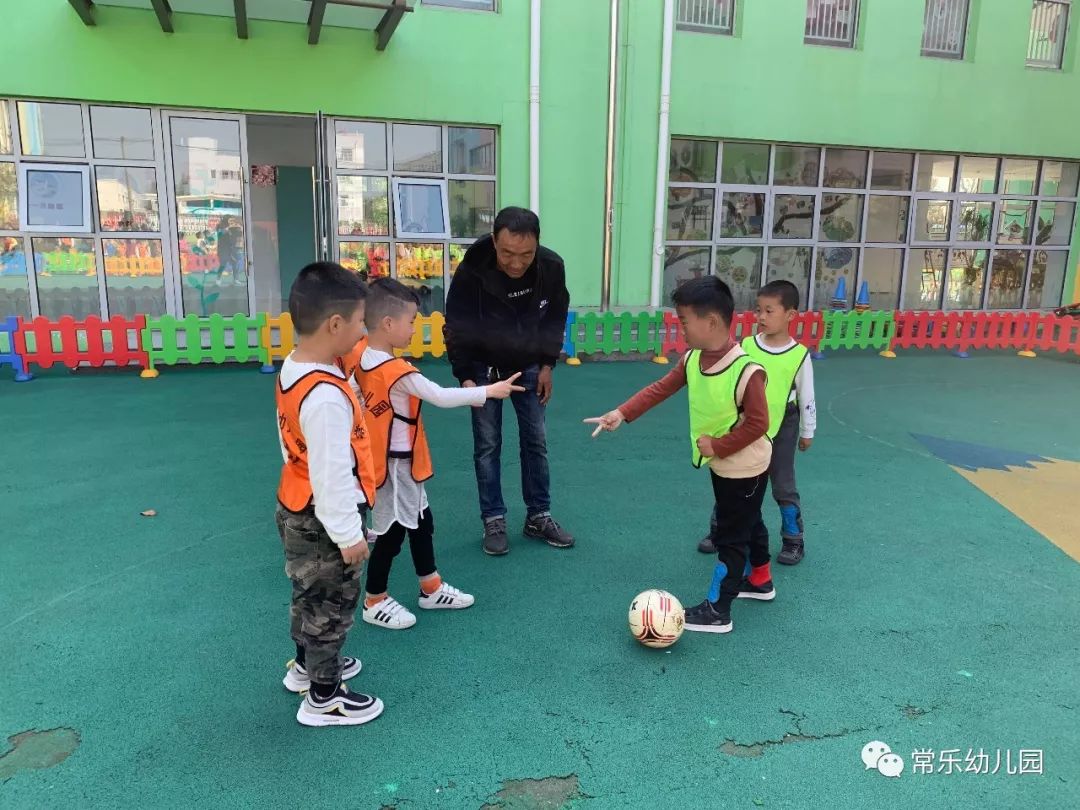 足球幼儿园玩法_幼儿园足球活动规则有哪些_幼儿足球的规则