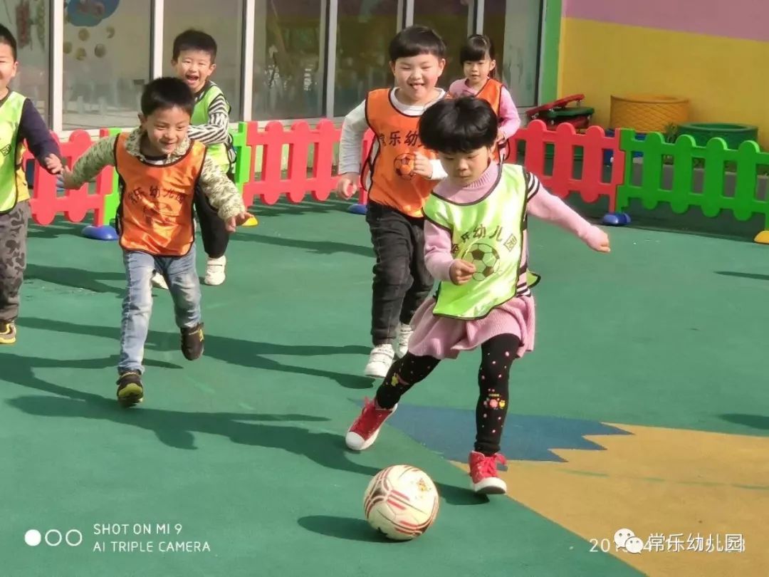 幼儿足球的规则_足球幼儿园玩法_幼儿园足球活动规则有哪些