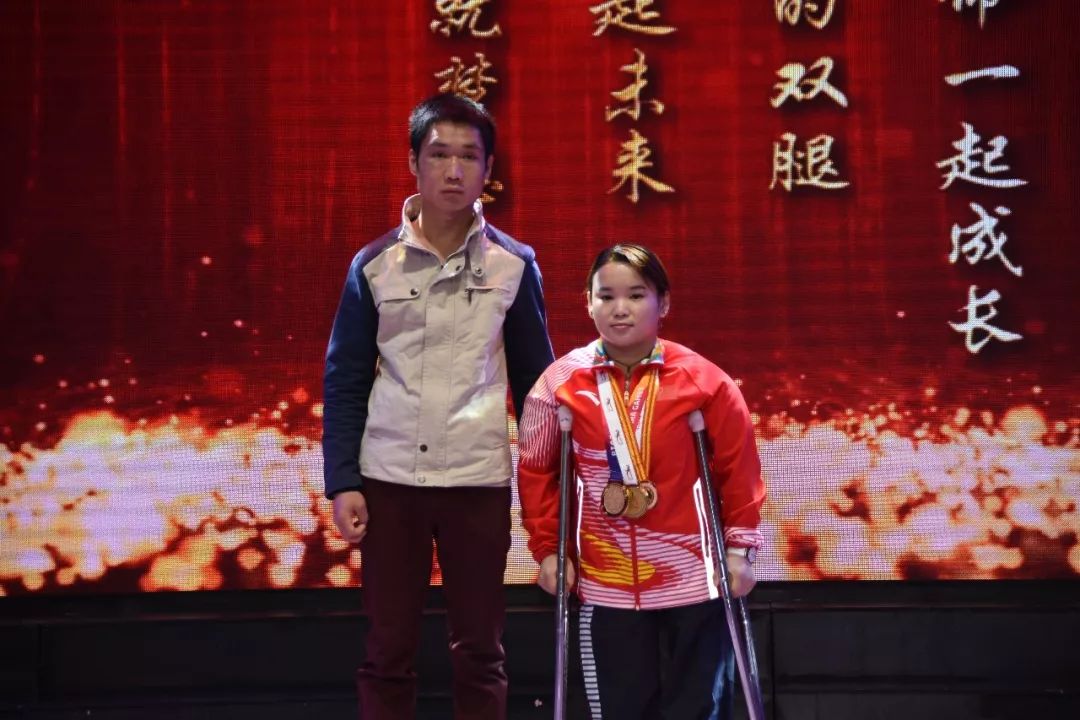 感动世界的举重冠军_感动举重冠军世界杯视频_最感人的举重