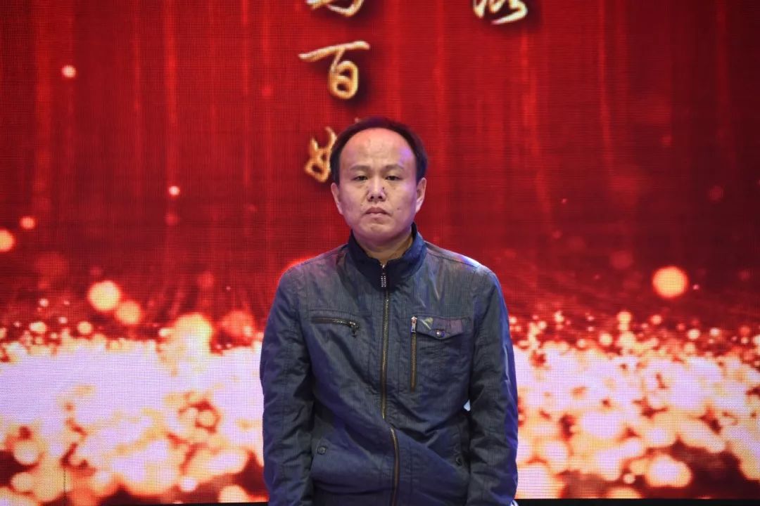 感动举重冠军世界杯视频_感动世界的举重冠军_最感人的举重