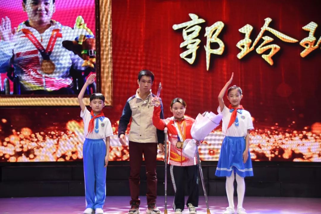 最感人的举重_感动举重冠军世界杯视频_感动世界的举重冠军