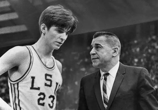 史上最伟大的10名大学篮球运动员：从UCLA传奇到NBA巨星之路